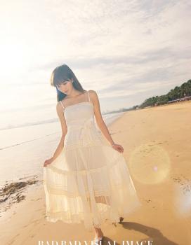 阳光沙滩和白裙飘飘的清新美女